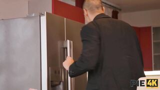 PIE4K. Ele atinge múltiplos orgasmos e enche e cobre a buceta da modelo com esperma