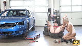 RIM4K. A esposa peituda do mecânico chega na oficina e adora a bunda dele