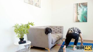 RIM4K. As universitárias são tão safadas que provocam o colega de quarto bonitão