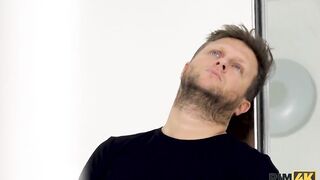 RIM4K. Adolescente dá buceta para foder apaixonadamente um estranho