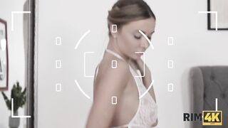 RIM4K. Il fotografo professionista John si fa leccare il culo da una modella sexy