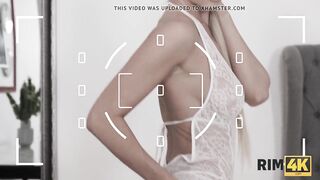 RIM4K. Una ragazza straordinaria posa davanti alla telecamera poi