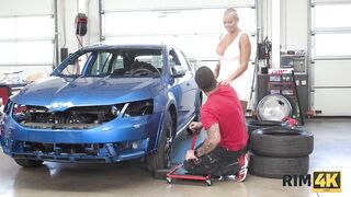 RIM4K. Una donna dai capelli corti va dal suo amico stanco e lo aiuta