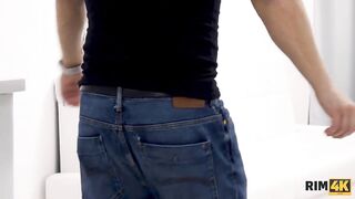 RIM4K. Ragazza con le tette rotonde lecca il culo di un ragazzo in sogno