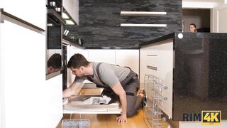 RIM4K. Angel unterbricht den Reparateur und beginnt, seinen Arsch neben der Spülmaschine zu lecken