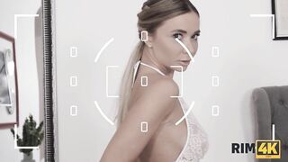 RIM4K. Bellissima bambola ha bisogno di nuove foto e mangia il sedere