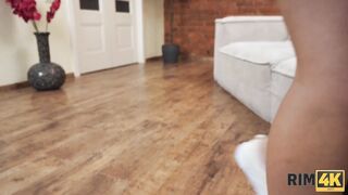 RIM4K. Uma estudante deslumbrante participa de um experimento de sexo anal com um casal