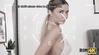 RIM4K. Modelo tem uma queda por fotógrafo e lambe sua bunda como bônus