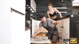 RIM4K. Riparatrice instancabile fa un pompino indimenticabile e si scopa la figa