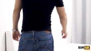 RIM4K. En un día aburrido, un amigo sueña con una chica guapa que lo complace.