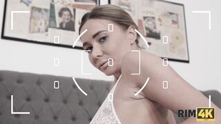 RIM4K. O homem não consegue acreditar que uma modelo modesta quer provar sua bunda