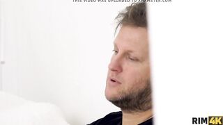 RIM4K. Böses Baby albert mit unbekanntem Mann herum und sogar