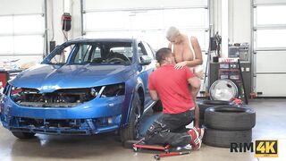 RIM4K. Una bella ragazza con la testa calva adora il culo del meccanico