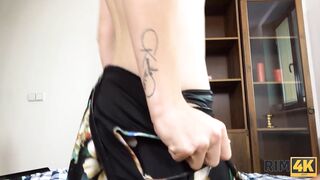 RIM4K. Una donna d'affari realizza il sogno del marito leccandogli il culo prima del sesso
