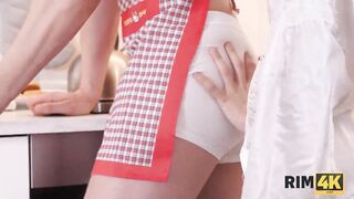 RIM4K. Ragazza adolescente prende il cazzo forte di un uomo nella figa con rimming