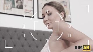 RIM4K. La bella signorina realizza sogni sporchi di lussuria