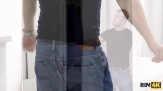 RIM4K. Un uomo russo fa sesso con una ragazza sposata dopo che lei gli ha leccato il culo.