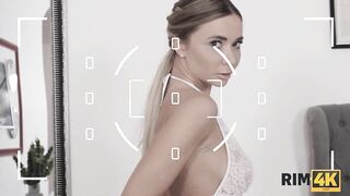 RIM4K. Smartes Model bezahlt für erotische Bilder mit einem Rimjob