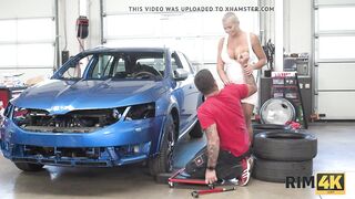 RIM4K. Gostosa safada prova o cu de um mecânico cansado