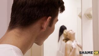 VERGOGNA 4K. Uno studente entra in bagno e incontra l'amica della matrigna bagnata e nuda