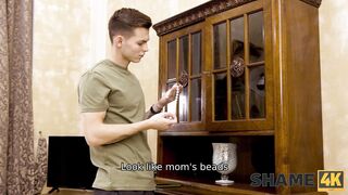 SHAME4K. Une femme mûre apprend la plus belle leçon de sa vie en se faisant baiser pour un voleur.