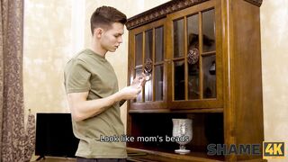 SHAME4K. Stallone scopa la vagina non rasata dell'amica eccitata della matrigna, Angela MILF