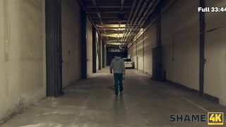 SHAME4K. Reife Schulleiterin zeigt ihre wilde Seite während der Mittagspause und fickt mit einem Fremden bei der Arbeit