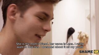 SHAME4K. Une MILF est tellement sexy qu'un pervers entre dans la salle de bain et la baise.