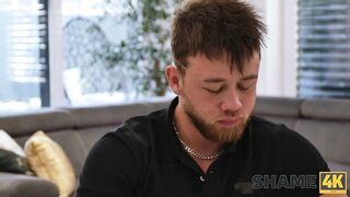 VERGONHA4K. Dois maridos não são suficientes, ela também precisa de um amante jovem!