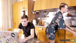 SHAME4K. Cara encontra fotos nuas da amiga da madrasta e as usa para seduzi-la