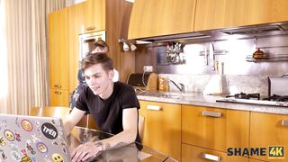 SHAME4K. MILF bionda russa fotografata con foto hot e scopata da un ragazzo