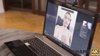 VERGOGNA 4K. Le palle dei ragazzi sono gonfie e l'insegnante matura lo aiuta a venire