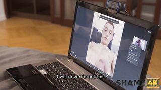 VERGOGNA 4K. Una bionda matura è stata sorpresa a guardare uno streaming nudo e sedotta da uno studente