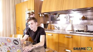 SHAME4K. Un informatico trova foto provocanti nel portatile di una MILF e se la scopa