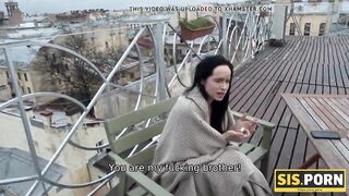 SIS.PORN. La sgualdrina Juicy Leyla dà la figa al suo bel fratellastro