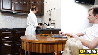 SIS.PORN. La ragazza accetta di succhiare e farsi trapanare quando trova