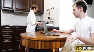 SISPORN. Meia-irmã gostosa sendo fodida pelo meio-irmão após boquete excitante