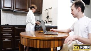 SIS.PORN. Une blonde se fait baiser par son demi-frère derrière sa belle-mère