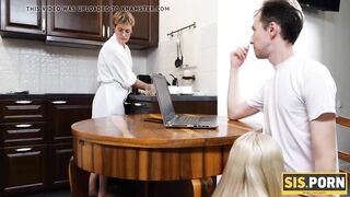 SIS.PORN. Teen stimmt Blowjob und Bohren zu