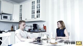 TUTOR4K. Dopo un esame fallito, un ragazzo arrabbiato la scopa duramente