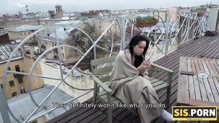 SIS.PORN. Bemerkenswerter Teenager genießt Rauchen und Ficken