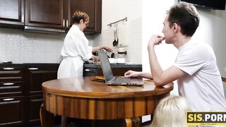 SIS.PORN. Schlampe genießt den Schwanz ihres Stiefbruders in ihrer Muschi