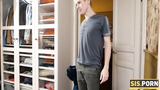 SISPORN. Un tizio incontra la sorellastra bendata in camera da letto e la scopa