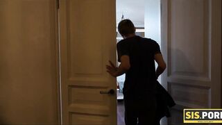 SIS.PORN. Fratellastro scopa una ragazza ignara e bendata
