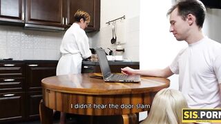 SIS.PORN. Un ragazzo eccitato convince la sorellastra a succhiare il cazzo e poi a scopare