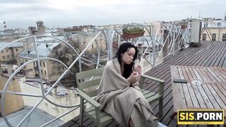 SIS.PORN. Una cattiva civetta si toglie la maglietta arancione per fare amicizia