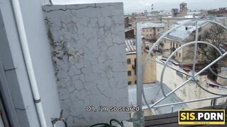 SIS.PORN. Bella ragazza con un fisico perfetto prova il pene