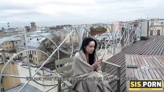 SIS.PORN. La ragazza che fuma è irresistibilmente interessante in