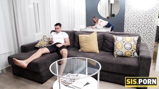 SIS.PORN. Mädchen will so sehr auf die Party gehen, dass sie ihren Stiefbruder