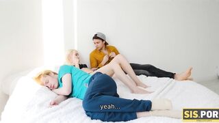 Schwesterporno. Mädchen verführt Freund und gibt ihm eine Glatze